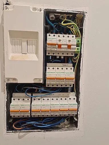Una caja eléctrica con muchos cables saliendo de ella.
