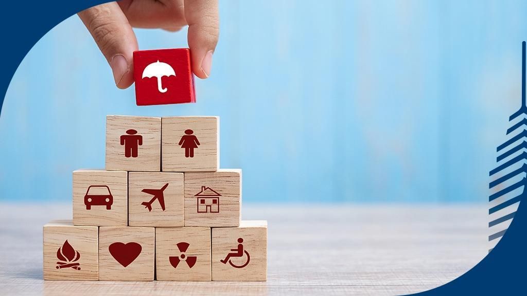 Familia de cuatro personas sonriéndose unos a otros, sentados en el suelo frente a un sofá, en el interior.