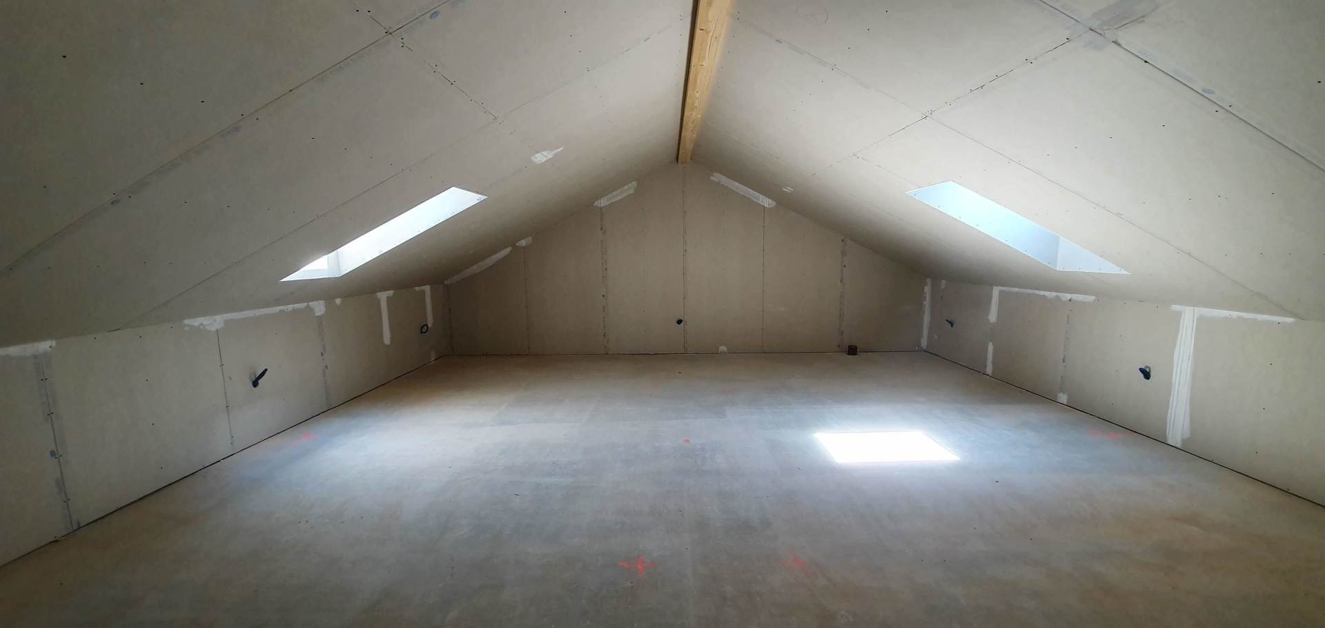 Aménagements combles (plafonds rampants, habillage Vélux, isolation)