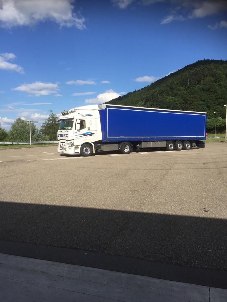 Nationale und internationale Transporte - Vinag-Transporte in Lengnau im Aargau