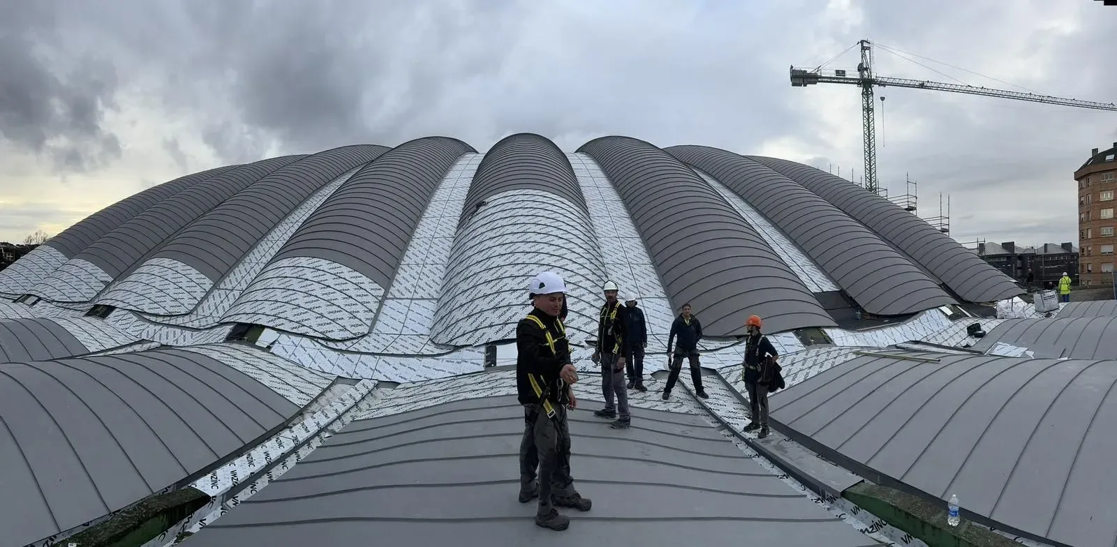 Un grupo de personas está de pie encima de una gran cúpula.