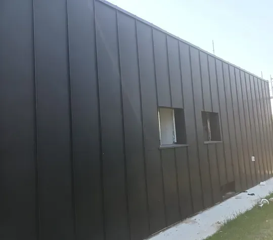Un gran edificio negro con muchas ventanas.