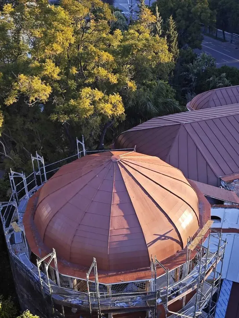 Una vista aérea de un edificio en forma de cúpula en construcción.