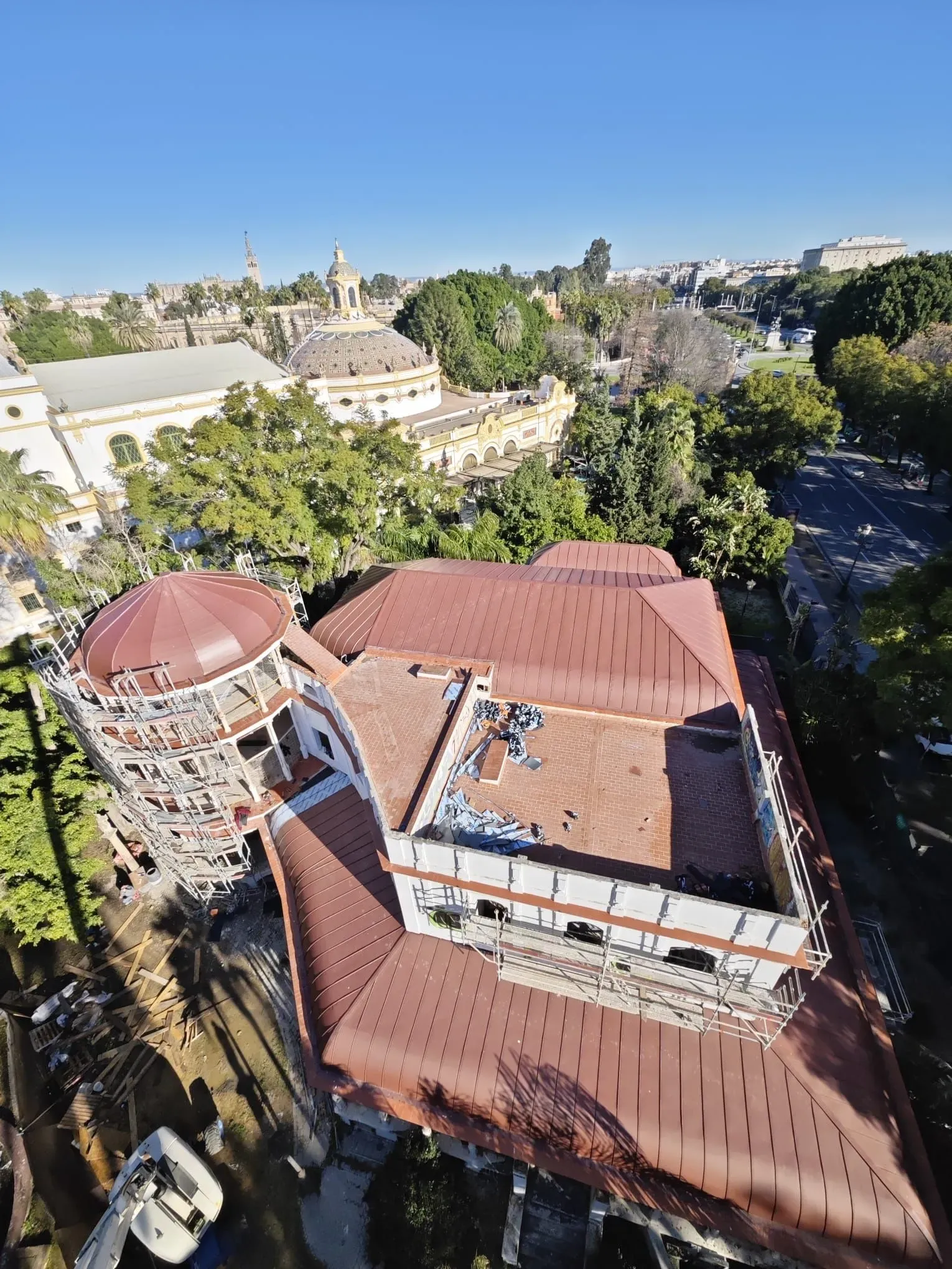 Una vista aérea de un gran edificio con techo rojo.
