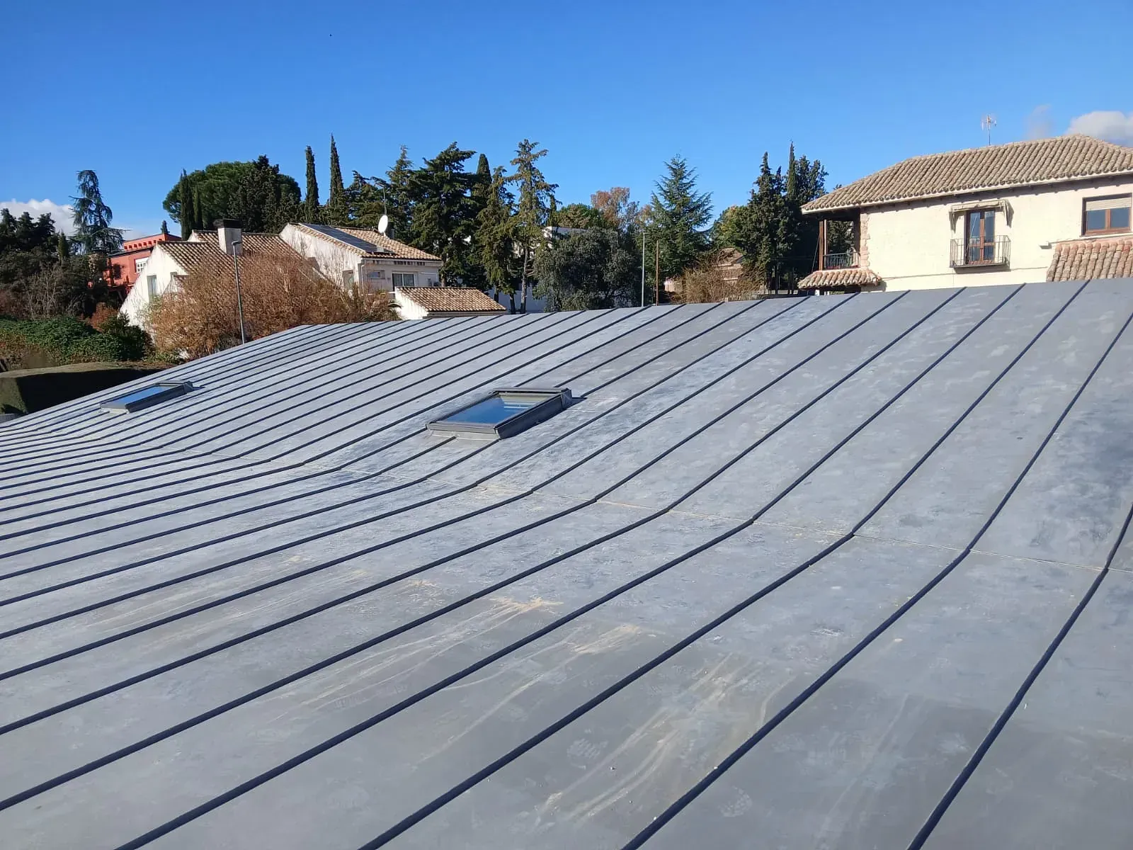 Un techo con un tragaluz en el medio