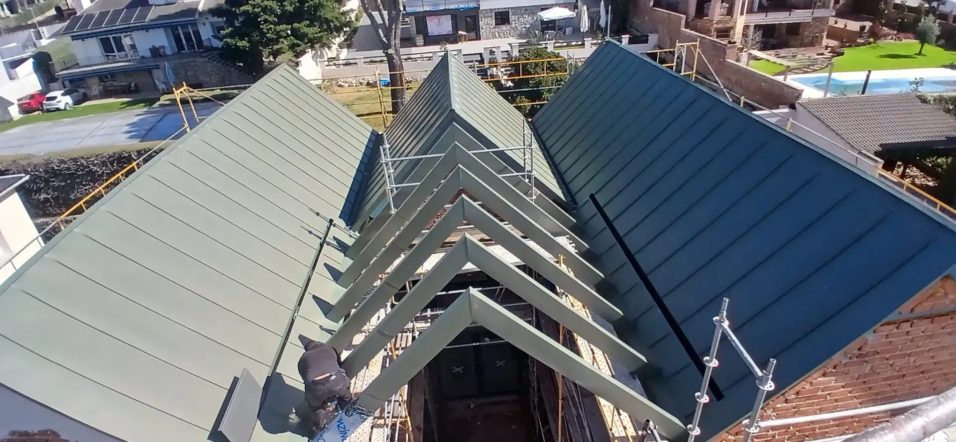 Una vista aérea de un edificio con techo verde.