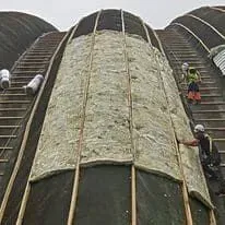 Un grupo de personas está trabajando en una estructura grande.