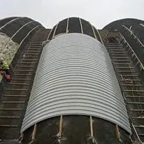 Una gran estructura de metal con escaleras que conducen a ella.