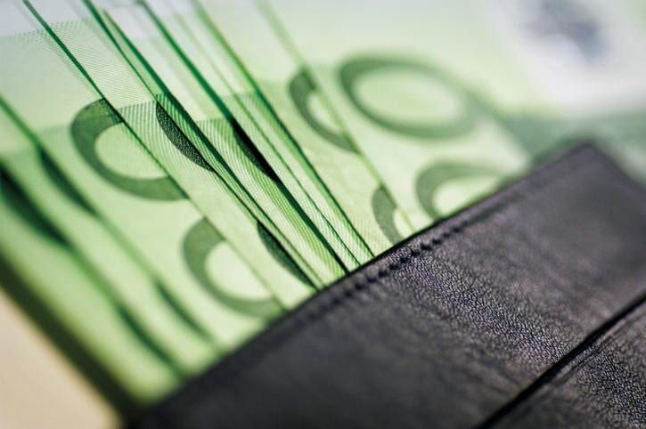 Carteira cheia de notas de euro.