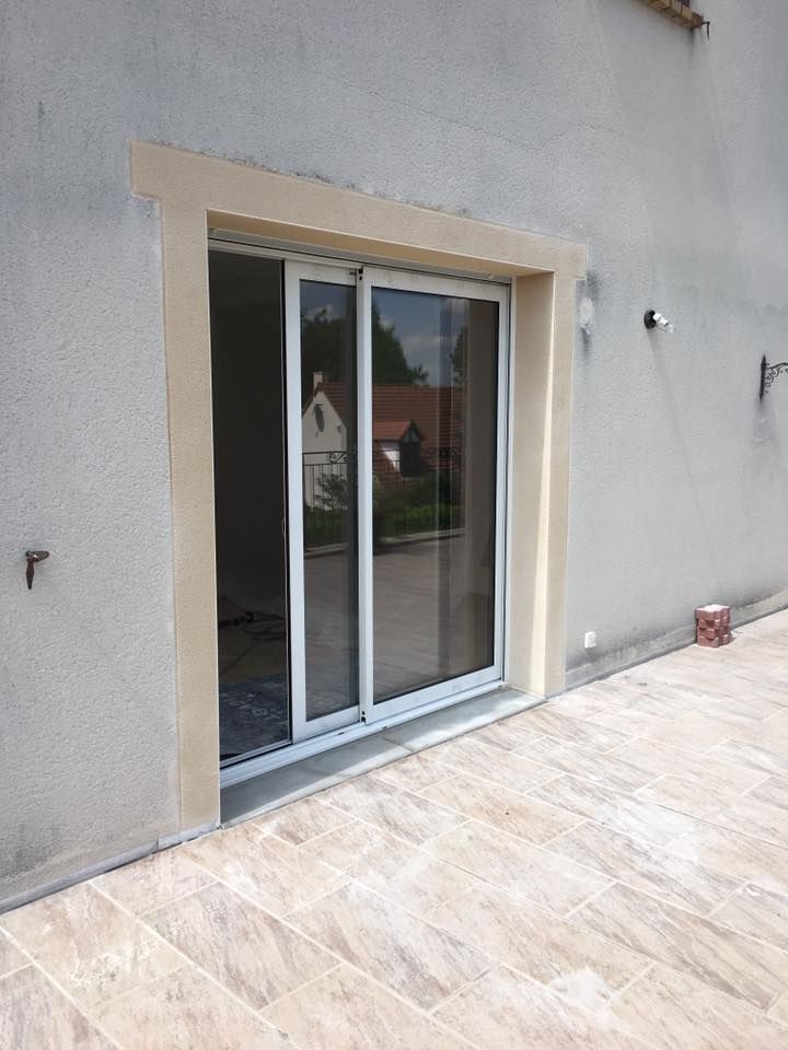 Baie vitrée qui donne sur une terrasse