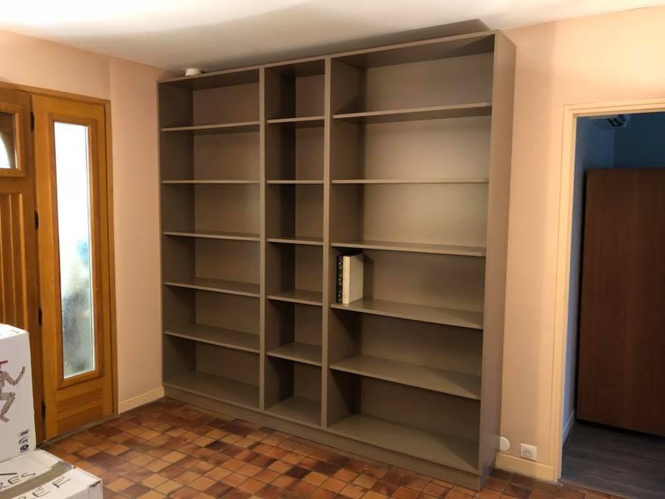 Bibliothèque vide dans une entrée