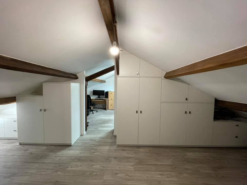 Cloisons avec placards intégrés