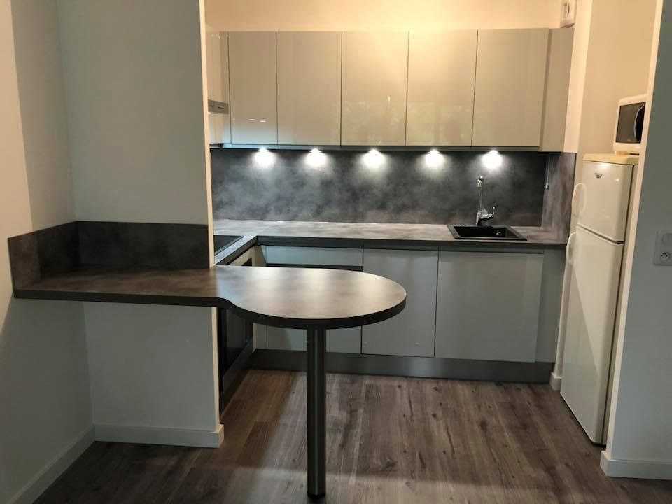 Cuisine avec un parquet foncé