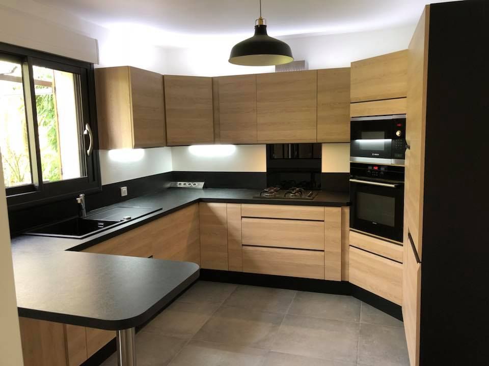 Cuisine moderne en bois avec plan de travail noir