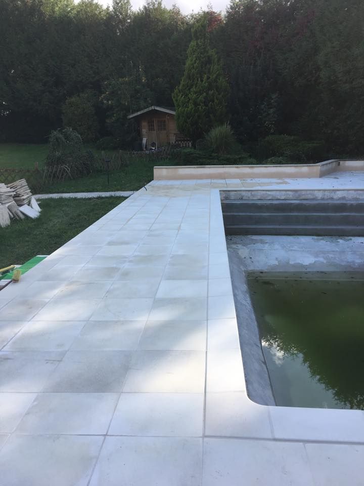 Dallage en pierre près d'un bassin