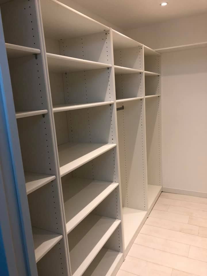 Dressing blanc avec des penderies