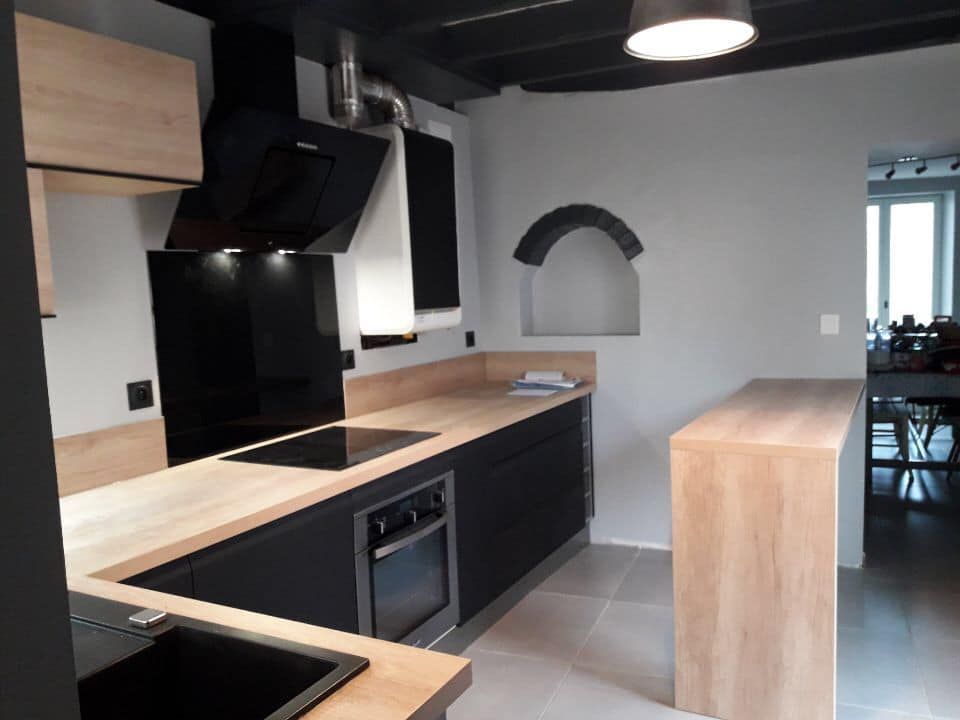 Cuisine noire avec plan de travail éclairé