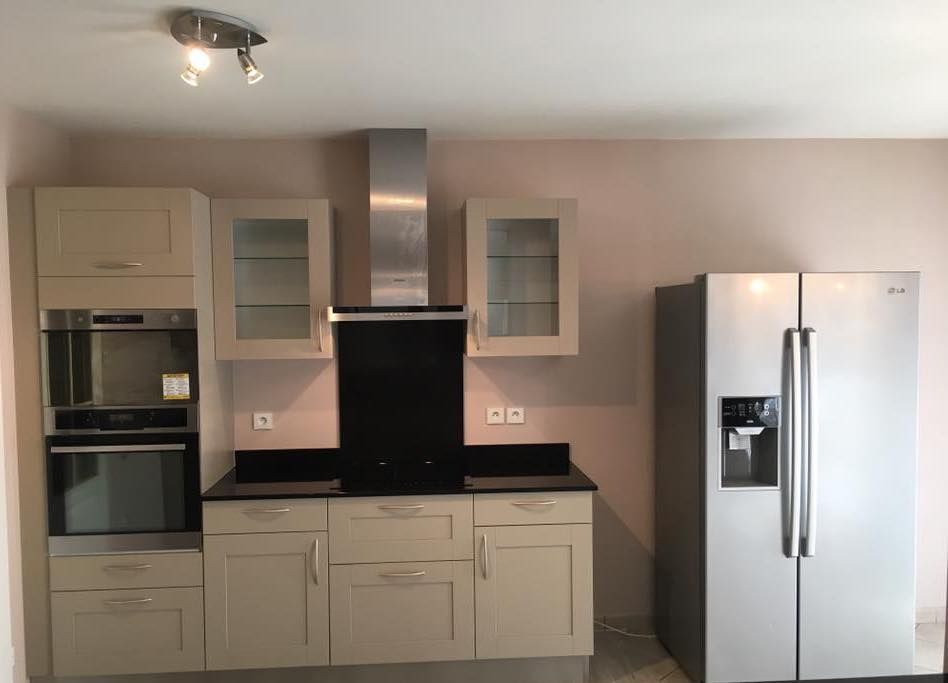 Cuisine rosée avec prises électriques