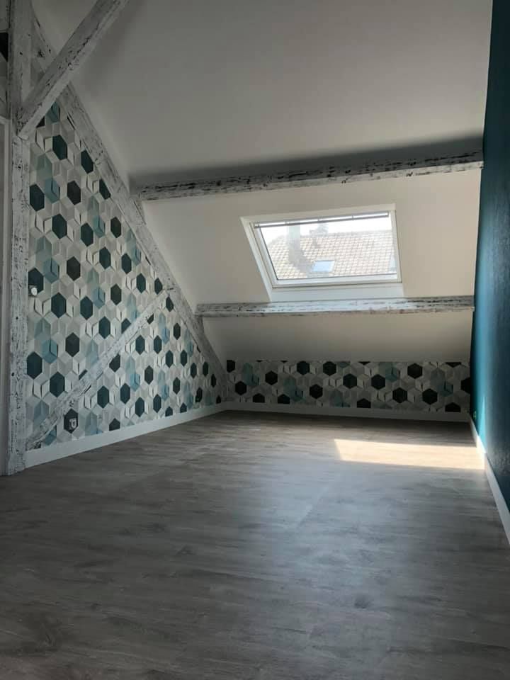 Velux dans une pièce avec un papier peint