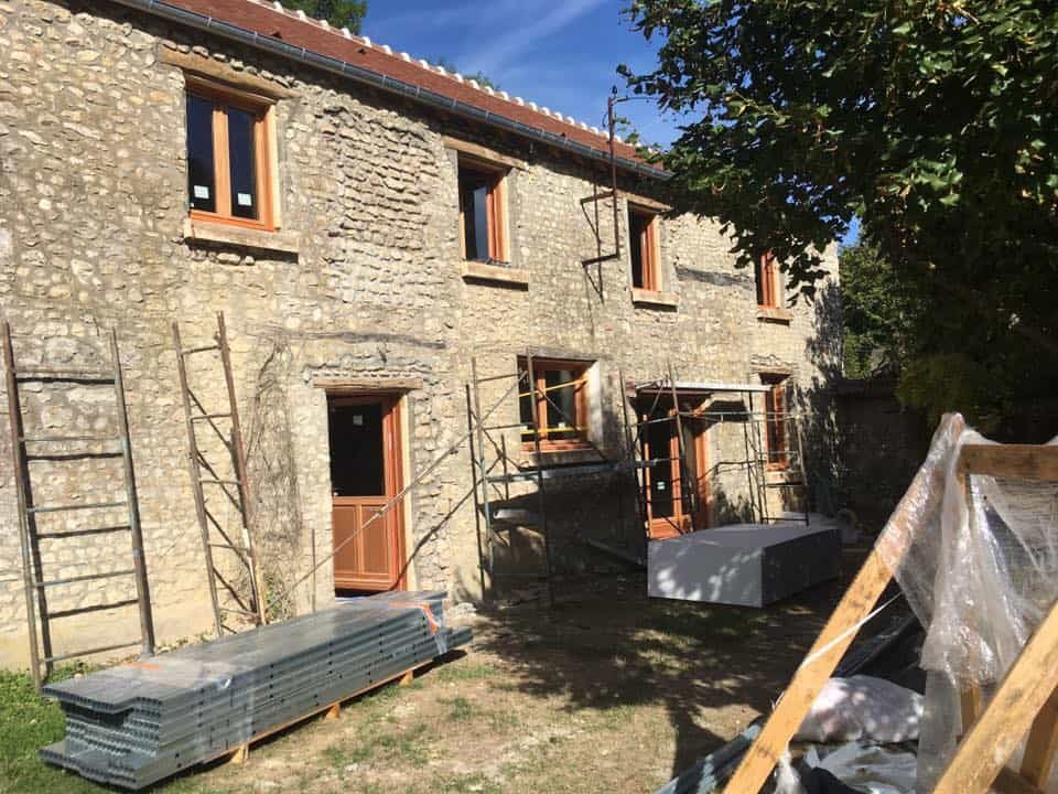 Pose de fenêtres sur une maison ancienne