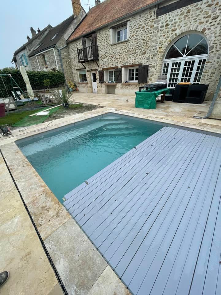 Dallage en pierre autour d'une piscine