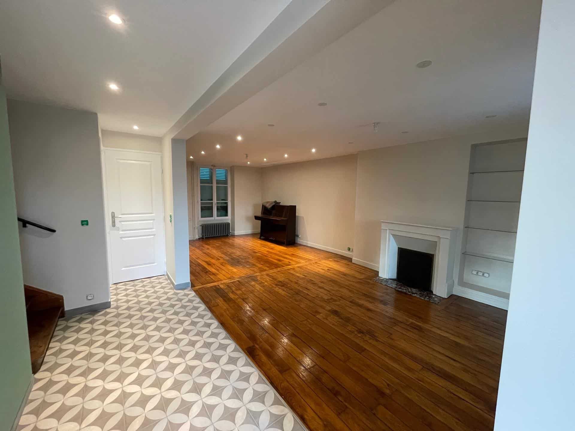 Parquet en bois rénové dans un salon