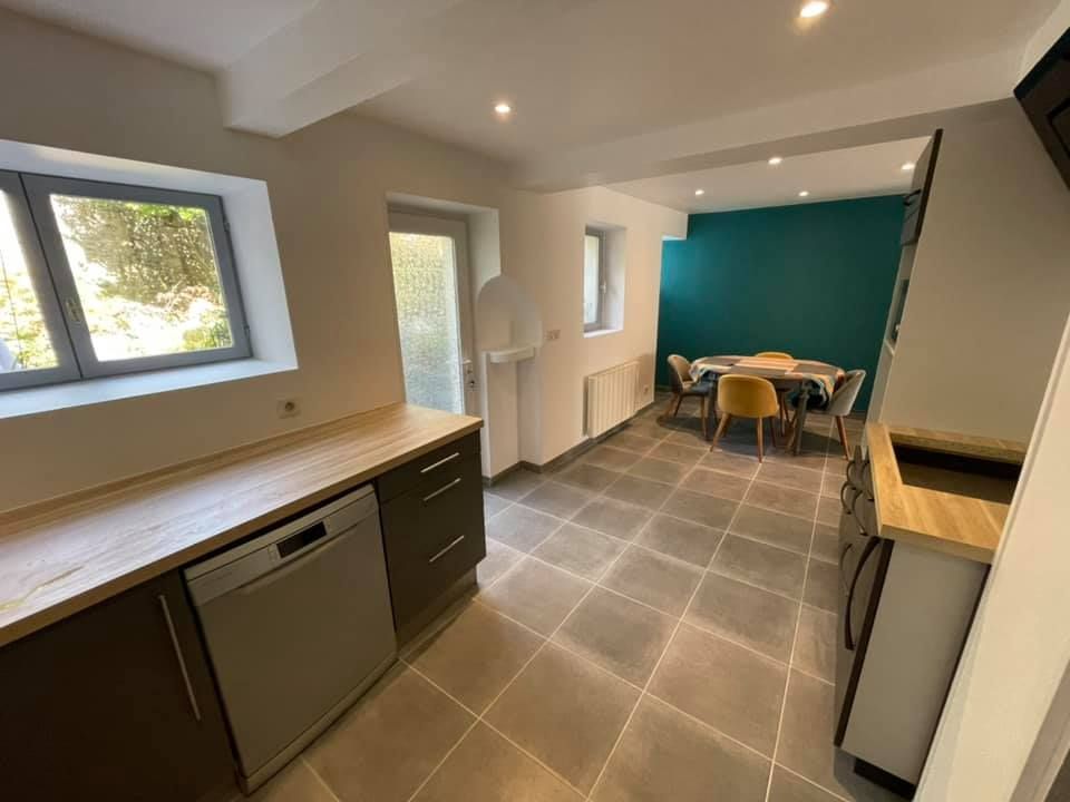 Coin repas avec un mur peint en turquoise