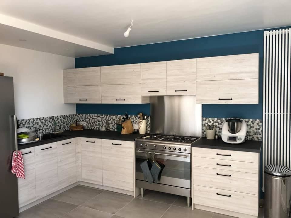 Cuisine peinte en bleu foncé