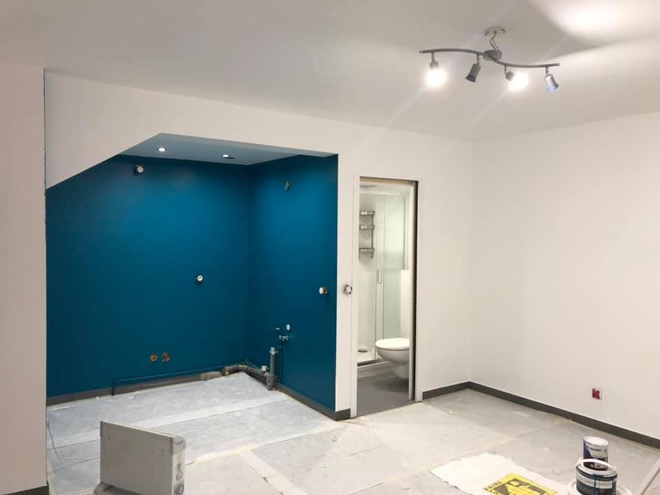 Pièce en cours de rénovation de peinture