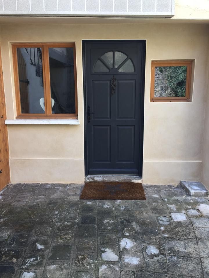 Porte d'entrée en bois noire