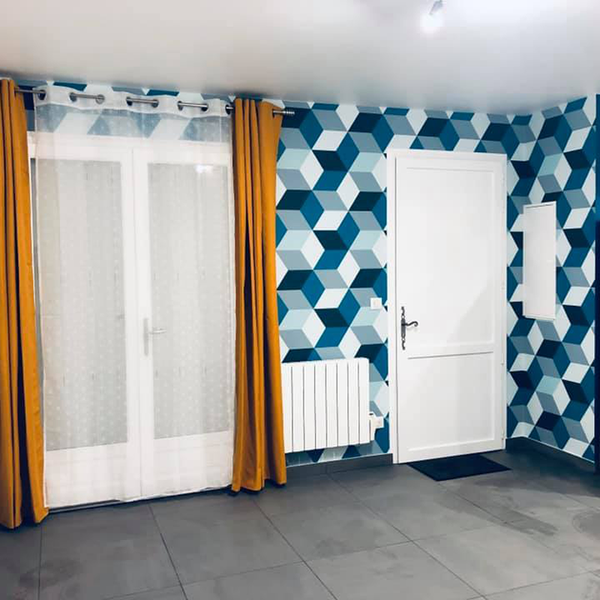 Salon avec une tapisserie bleue au mur