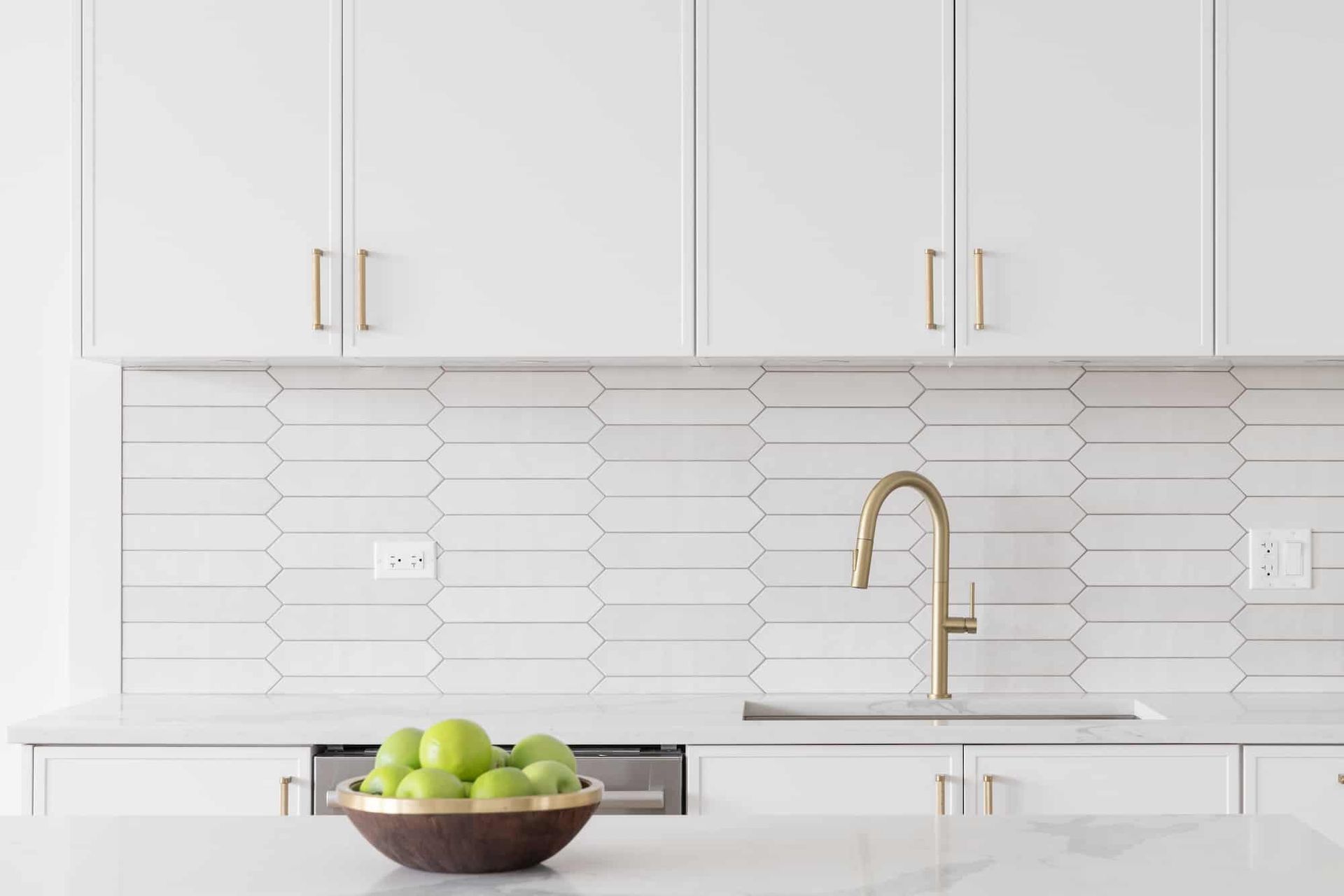 Robinet doré dans une cuisine blanche