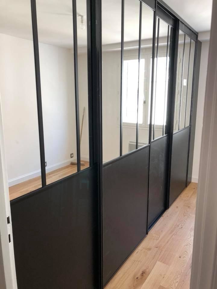 Verrière noire qui remplace une cloison