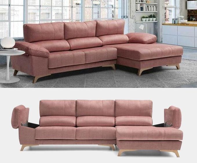 Un sofá seccional rosa está en una sala de estar.