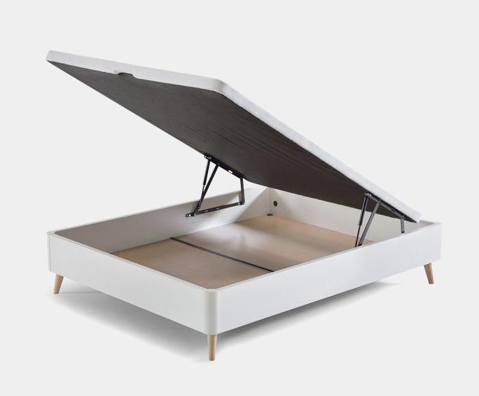 Una cama blanca con la tapa abierta sobre un fondo blanco.