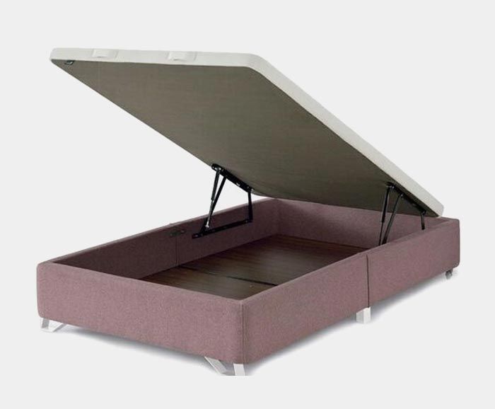 Un marco de cama con la tapa abierta y un colchón dentro