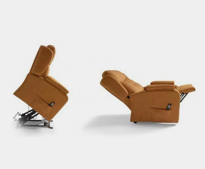 Dos imágenes muestran un sillón reclinable elevable color canela. La imagen de la izquierda está en posición vertical y la de la derecha, reclinado.