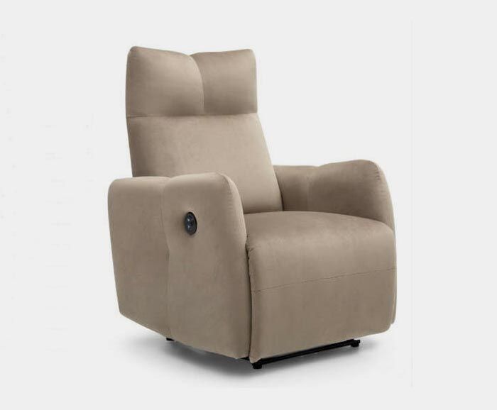 Un sillón reclinable de color beige se encuentra sobre una superficie blanca.