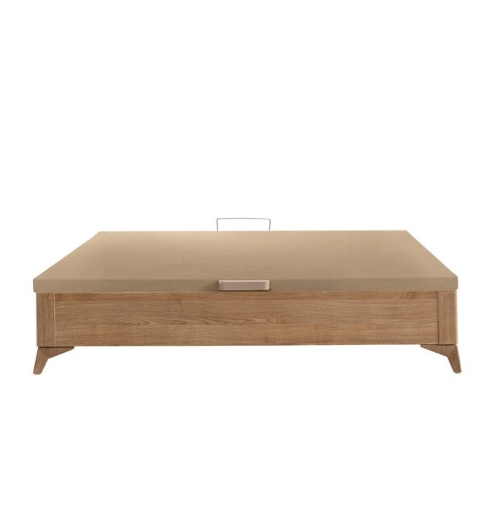 Mesa de centro cuadrada de madera con superficie de color claro y sección inferior tipo cajón, con tirador.