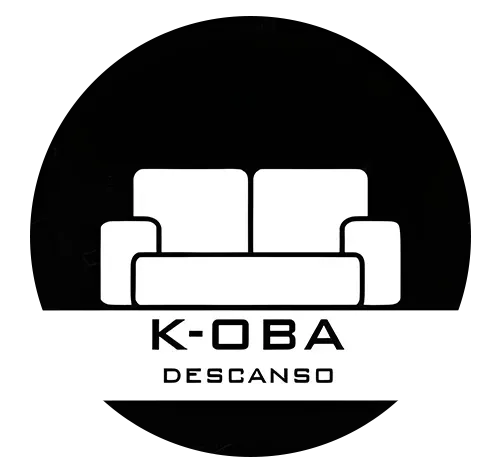 Un gran sofá seccional en una sala de estar con escaleras al fondo.