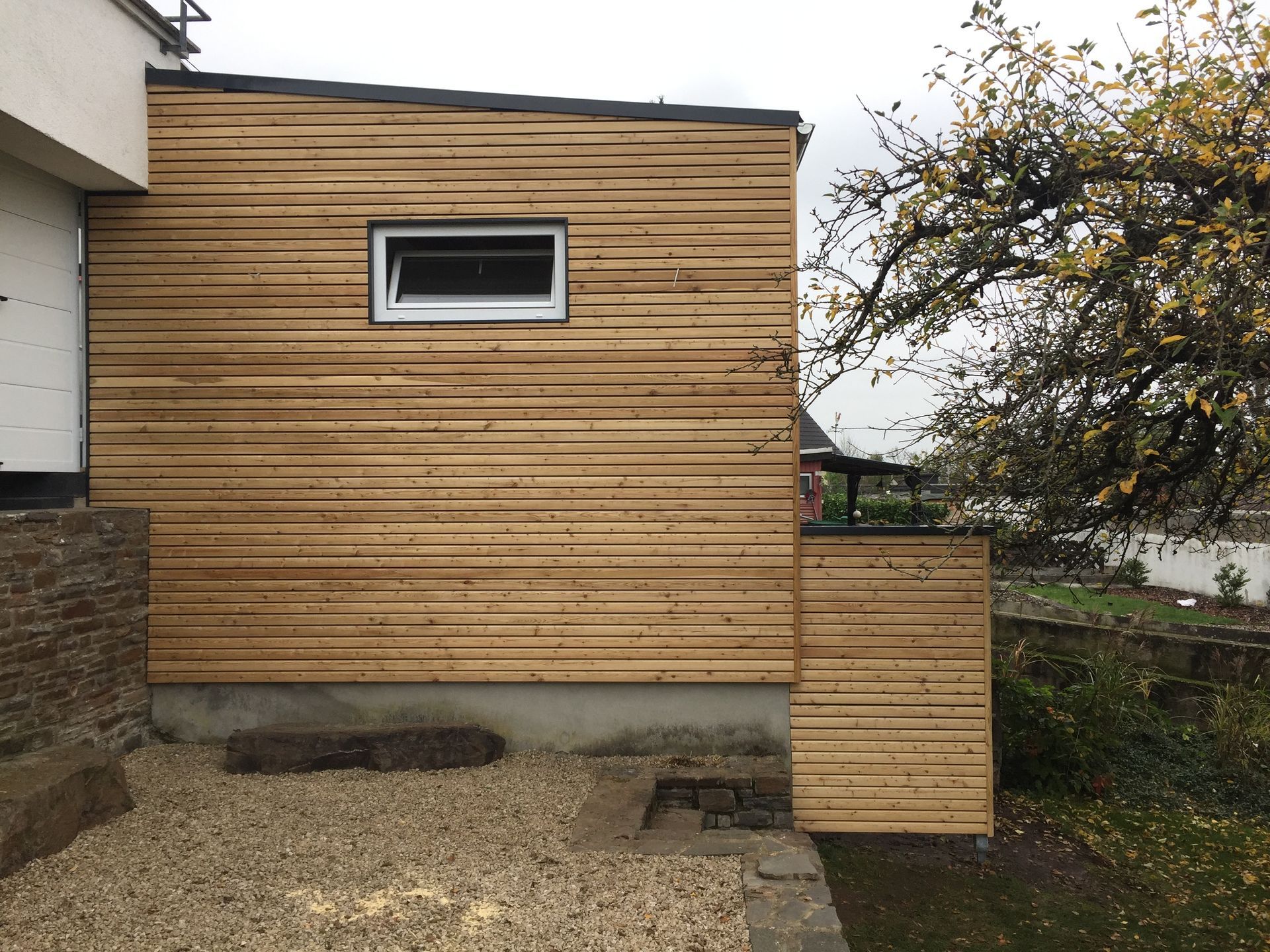 Anbau mit Holzverkleidung