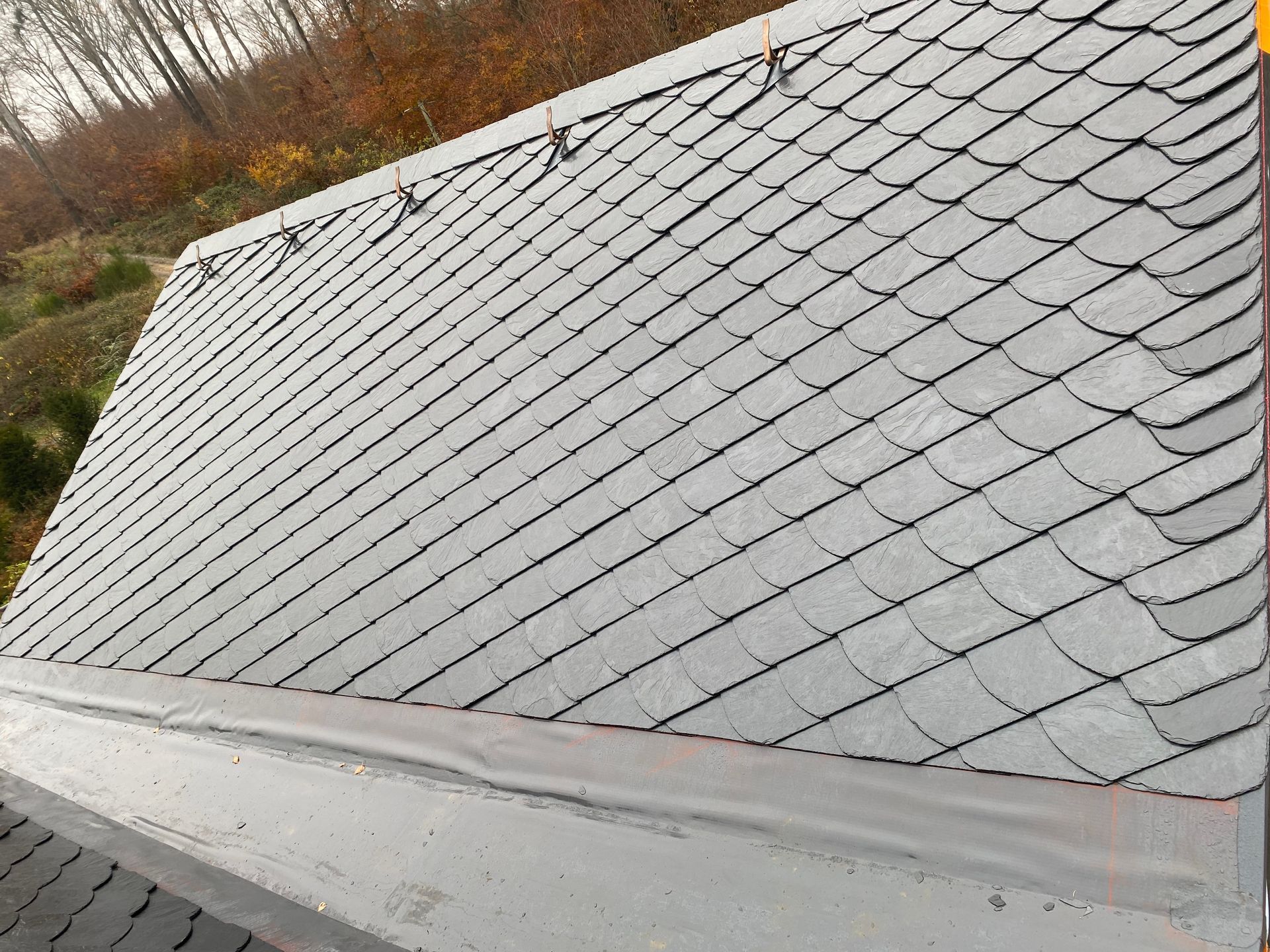 Graues Schindeldach mit Metalleinfassung