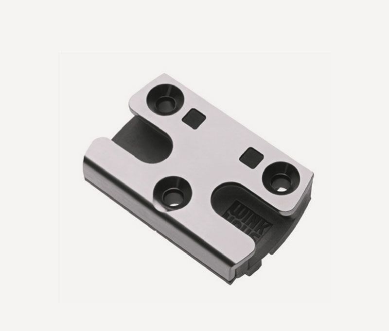 Ein Stück Metall, das wie eine Kamera mit Löchern darin aussieht