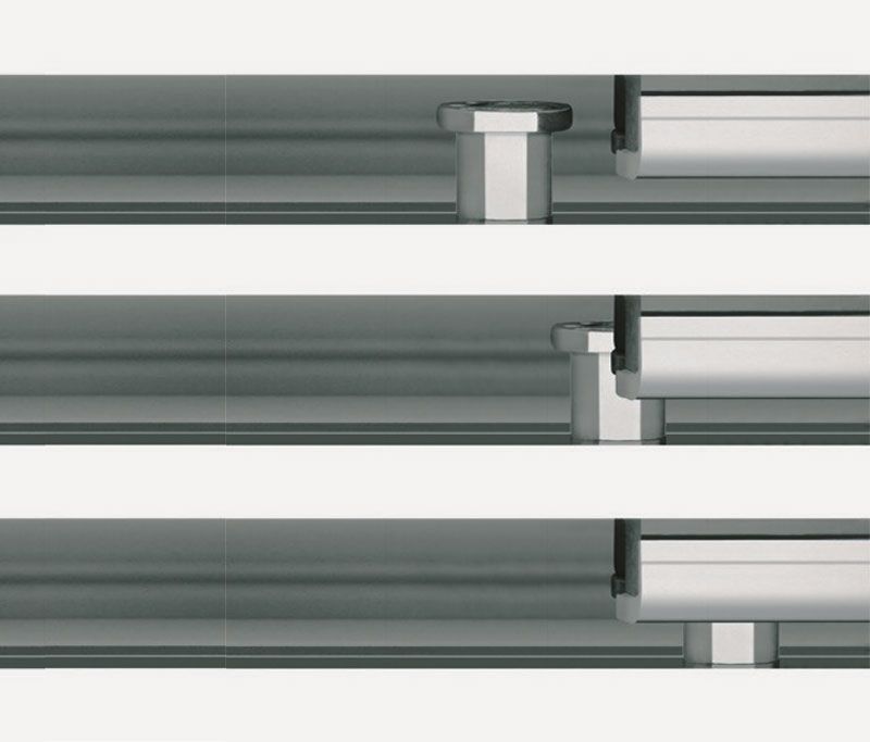 Eine Nahaufnahme einer Reihe von Metallrohren auf einem weißen Hintergrund.