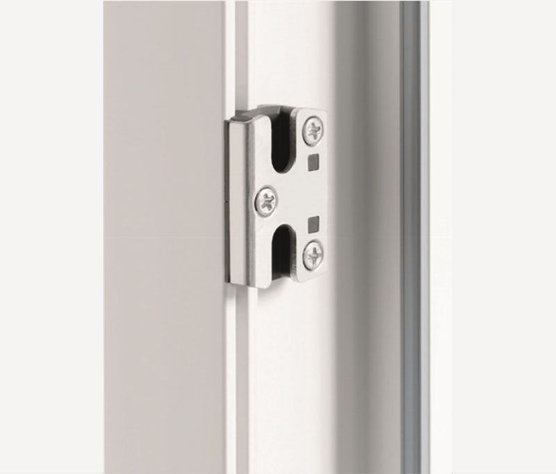 Eine Nahaufnahme eines Türriegels an einer weißen Tür.