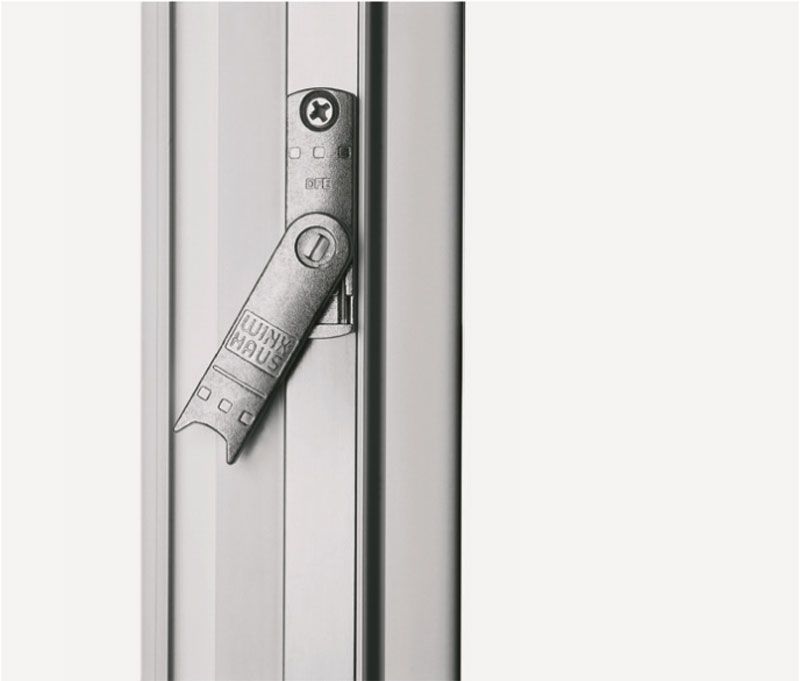 Eine Nahaufnahme eines Metallgegenstands auf einem weißen Hintergrund.