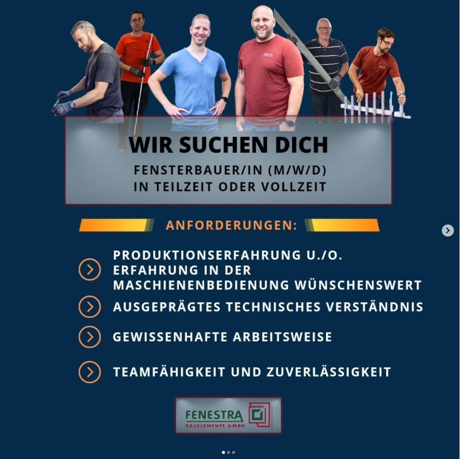 Eine Gruppe von Männern steht nebeneinander auf einem blauen Hintergrund.