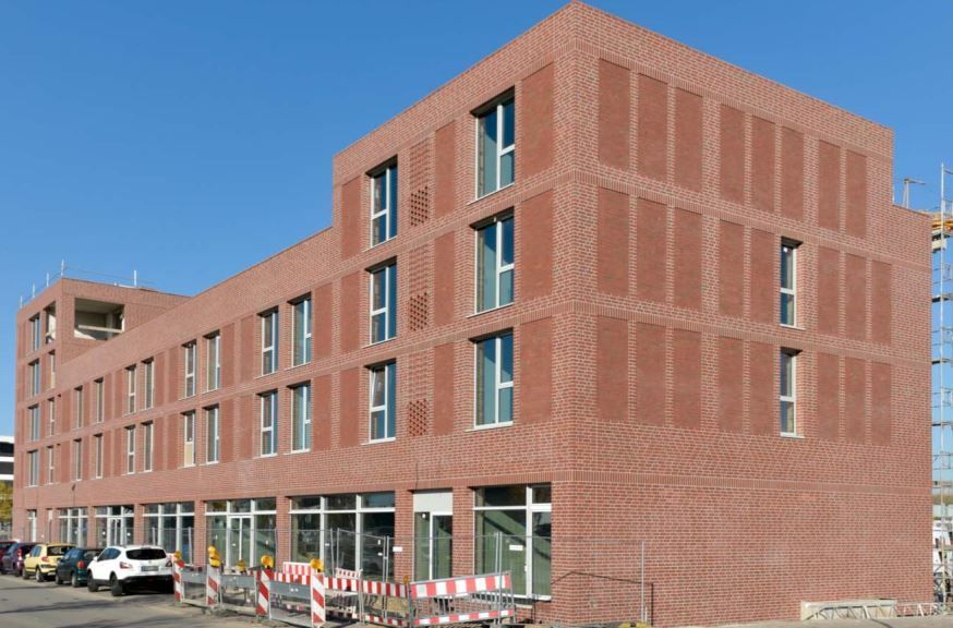 Ein großes rotes Backsteingebäude mit vielen Fenstern