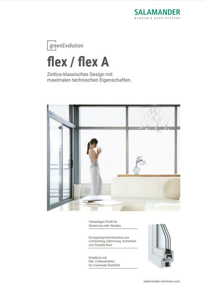 Eine Frau steht vor einem großen Fenster in einem Wohnzimmer.