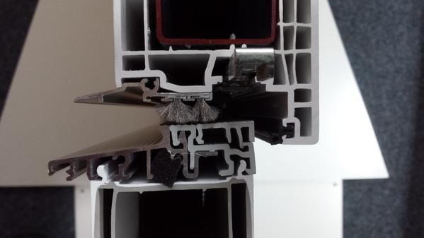 Eine Nahaufnahme eines Stücks Plastik, das wie ein Fensterrahmen aussieht